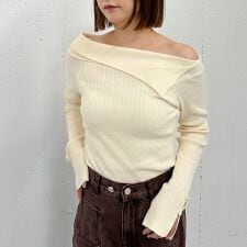 アルシーヴ(archives)のアシメオフショルランダムリブニットプルオーバー