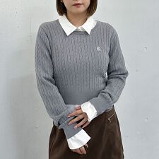 ロゴ刺繍ケーブルニットプルオーバー