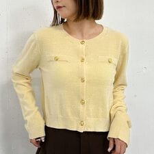 アルシーヴ(archives)のベロアライク金ボタンニットカーディガン