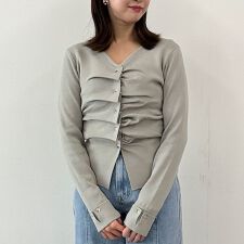 タックボタンニットプルオーバー