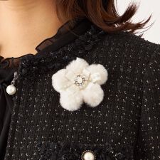 トゥービーシック(TO BE CHIC)のフェイクファーフラワーブローチ