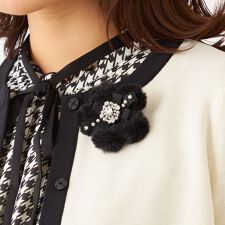 トゥービーシック(TO BE CHIC)のフェイクファーフラワーブローチ