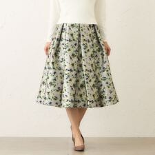 トゥービーシック(TO BE CHIC)のアンティークフラワー刺しゅう タックスカート