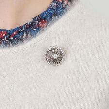 クリスタルブローチ