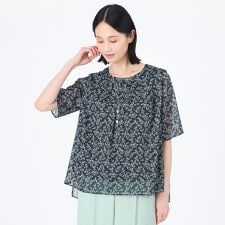 【ウォッシャブル】シャドーフラワープリントプルオーバーブラウス