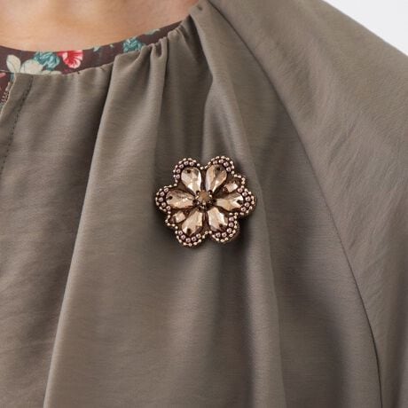 [^ԁFU1V09613__]hłꂢɐFtȂ݂^̃p[c𒆐SɁAɏvp[{[`F[gāAƂԌ^̃tFgu[`܂BWPbg݂̋jbg̋݌A܂XqobOȂǁAFXȏꏊɂĂy݉B