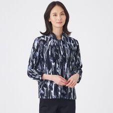 【ウォッシャブル】パウダーデシン幾何プリントブラウス