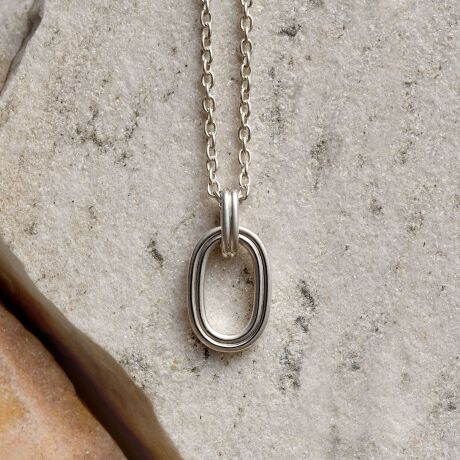 [^:HSSN014050SI]pCn̓ʉC[WăfUCꂽlbNXB_炩C̗ǂG肪͂̃eNX`[k[hVo[ŒJɕ\Bk[hVo[Ȃł͂̏_炩Ȍy߂lbNXłB͂́AVo[̃cɉAe^\ʂ̗̊łBg邤ɍa̕͏FɂȂĂ܂B\ʂ𖁂Ăꂷ邱ƂŁAiaƂ̉Ae[܂A藧̊╗oĂ܂Bグ̐^ȏԂD݂ł΁AtŃN[jO邱ƂŁAłsJsJɖ߂Ƃł܂BD݂ɂāA̐FɈĂ̂k[hVo[Ȃł̖͂͂łBTCYoG[VAp[gi[lbNXɃIXXłByAV[Y[^:HSSN013945TH]yLAH_22SSz@tiF{bNXz̓sA{͂tĂ܂B@íAiێ̂߃rj[̃`bNt܂ɂꂵA{bNXł݂܂B@܂Ati͉摜̂̂ƈقȂꍇ܂̂ŗ\߂B