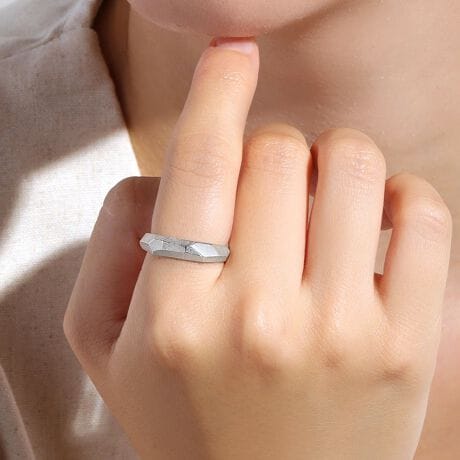 [^:HSSR0104]_Ȍ`ŃJbg{ꂽfUC̃OBJbgʂɂ̓eNX`[{ADjAX̂dオɁBʂdグŉ̂ʂ邱ƂŃfUC̃|CgɂĂ܂Bǂ̊Ȃ璅₷̃ÓAgɒlI΂ȂACeBNUDE SILVER̋P茳𖾂邭؂₩ɉo܂B̃OƂ̃R[fBl[gd˕tɂ劈BTCYoG[VĂAp[gi[WG[ƂĂ߂̃OłBtiF{bNXz̓sA{͂tĂ܂B@íAiێ̂߃rj[̃`bNt܂ɂꂵA{bNXł݂܂B@܂Ati͉摜̂̂ƈقȂꍇ܂̂ŗ\߂B