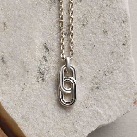 [^:HSSN015050SI]_炩ȃpCn̉ʂC[WčꂽlbNXBIWi`F[̃R}2NfUĆAp[gi[Ƃ̌qAz܂B{ɏdȂĂlȗ̊̂fUĆA`F[̃R}m㉺ɏŃNĂ܂BŒɊۂւ̋ԂłA`ɉsƔĂĂ܂BŜ̌`͏c̑ȉ~`Ȃ̂ŃXbLƒ₷A猩ɂ͒ǂ݂AƂƎɓގdオɂȂĂ܂B킸ǂȂɂłglbNX́AŒ蓯lbNX⃊OAuXbgȂǎRɑIŁÃp[gi[WG[y݂܂B~jWG[NXttiF{bNXz̓sA{͂tĂ܂B@íAiێ̂߃rj[̃`bNt܂ɂꂵA{bNXł݂܂B@܂Ati͉摜̂̂ƈقȂꍇ܂̂ŗ\߂Byîm点z̏i2024N91牿i{Ă܂B͂鏤iɂĂ^Oȉꍇ܂ݕ\ĂTCg\i̔iłB\߂܂悤A肢\グ܂B