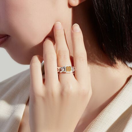 [^:HSSR0105S SG]`L[ȃVo[ɁAGbWS[h̃SgX^CbVȃOBȂؖ_ɗƂ񂾃fUCB݊̂약`F[gŁAVo[̗͋V[YłBgbv͊p𗎂ƂXNGA^ŁAƌ݂̊̂fUCBVo[̓y䂩班яo悤ɎtꂽK18CG[S[h̃ŚÂɃfUCAꌩSƂ킩Ȃ_|CgłBԊuɓꂽciƂɁuLAHvƂȂ悤ɉAȊO̕𓧂ĂׁAɉs܂Bx̍`F[̂ۂɁB̊̂gbv̕ɍ킹߂̃Jbg약`F[q邱ƂŁÅ̂郊OɎdオĂ܂BăR[eBOȂƂŁAVo[̂̂̔͂AL.A.H.NUDE SILVER(k[hVo[)BŔP߂Ƃ͂AoNɂ鍕݂𕗍ƂĐāAD݂̃WG[ɈĂ邱Ƃo܂Bgނɖ킢[jAXĂAŜFɁBK18CG[S[h͗̕܂񂪁AVo[g̓鎖ŋԂ̉AeȂA胍SۗĂ܂BJbg약`F[AetŁAjAX̂`F[ւƈĂ鎖ł܂B~jWG[NXttiF{bNXz̓sA{͂tĂ܂B@íAiێ̂߃rj[̃`bNt܂ɂꂵA{bNXł݂܂B@܂Ati͉摜̂̂ƈقȂꍇ܂̂ŗ\߂B