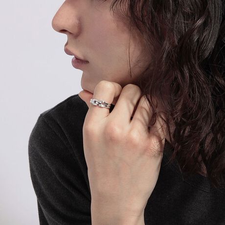 [^:HSSR011115SI]_炩ȃpCn̉ʂC[WčꂽOB\ʂ̗̊Vo[̃cɉAe^Agނɖ킢[jAX܂fUCBIWi`F[̃fUCAW悢{[Ɣ郊ÓA݊g₷dオɁBO̓͂ƖグAw悭炩ȎdオŒSn̗ǂOłBfނɂāăR[eBOȂƂŁAVo[̂̂̔͂AL.A.H.NUDE SILVER(k[hVo[)B邢PƁADG肪͂łB~jWG[NXt