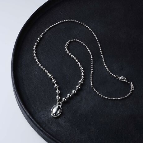 [^:HSSN015850SI]AȂ闱̃fBeB[fUCɗƂ񂾃lbNXB҂ō`F[Ƃ͈A₩łƂ\͂̃{[`F[BJWAȈʂƃ_Ȉۂ𕹂AX^COɃsbƂXpCX܂Bgbv̓{[`F[̕\ʂC[Wh[^̃p[cAE2̒ܘgŗ߂悤ȃfUCB㕔̃Jɂ͍݂̃fBeB[A\̃RgXgt邱ƂŁAfUC̃|CgɁBlbNX3TCỸ{[`F[gݍ킹ATCYOf[Vɂ鎖ŐʂɃ{[̌낪XbLƂ̂ŁASn̗ǂ|CgłBfނɂāăR[eBOȂƂŁAVo[̂̂̔͂ALAHNUDE SILVER(k[hVo[)B邢PƁADG肪͂łB~jWG[NXttiF{bNXz̓sA{͂tĂ܂B@íAiێ̂߃rj[̃`bNt܂ɂꂵA{bNXł݂܂B@܂Ati͉摜̂̂ƈقȂꍇ܂̂ŗ\߂B