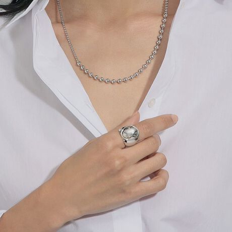 [^:HSSR0112]AȂ闱̃fBeB[fUCɗƂ񂾃OBJWAȈʂƃ_Ȉۂ𕹂AX^COɃsbƂXpCX܂B{[`F[̕\ʂC[Wh[^̃p[cAE2̒ܘgŗ߂悤ȃIWifUC|CgB̊̂Xe[ggȃfUCŁAۓIȎ茳o܂BfނɂāăR[eBOȂƂŁAVo[̂̂̔͂ALAHNUDE SILVER(k[hVo[)B邢PƁADG肪͂łB~jWG[NXttiF{bNXz̓sA{͂tĂ܂B@íAiێ̂߃rj[̃`bNt܂ɂꂵA{bNXł݂܂B@܂Ati͉摜̂̂ƈقȂꍇ܂̂ŗ\߂B