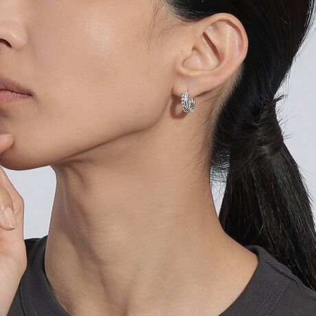 [^:HSSA0129H SI]AȂ闱̃fBeB[fUCɗƂ񂾃sAX(Ўp)B̃fBeB[ƃ_ȃCgݍ킳fUĆAJWAȈʂƃ_Ȉۂ𕹂X^COɃsbƂXpCX܂BXg[gȃVGbg͂ǂȃX^COɂ킹₷A悢TCÝBO猩Ă납猩ĂVvŖʂ̂ȂfUĆALb`X^CvsAXłBfނɂāăR[eBOȂƂŁAVo[̂̂̔͂ALAHNUDE SILVER(k[hVo[)B邢PƁADG肪͂łB|XǵAAM[NɂK18CG[S[hgpĂ܂B~jWG[NXttiF{bNXz̓sA{͂tĂ܂B@íAiێ̂߃rj[̃`bNt܂ɂꂵA{bNXł݂܂B@܂Ati͉摜̂̂ƈقȂꍇ܂̂ŗ\߂B