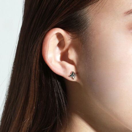 [^:HSSA0104H2SI]݊̂X^[X^bỸVOsAXB̊A猩̕\͂łBNUDE SILVERȂł͂̏_炩ȐFƗD򂪁A̐VNȃ|CgɁBC[JtƂ̃R[fBl[g3rdsAXƂĂ߂łBfނɂāăR[eBOȂƂŁAVo[̂̂̔͂ALAHNUDE SILVER(k[hVo[)B邢PƁADG肪͂łB~jWG[NXttiF{bNXz̓sA{͂tĂ܂B@íAiێ̂߃rj[̃`bNt܂ɂꂵA{bNXł݂܂B@܂Ati͉摜̂̂ƈقȂꍇ܂̂ŗ\߂B