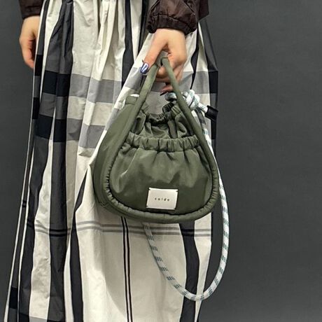 [^ԁF5405-7223]ypR[hV_[obOzyFabriczƂ|GXefށyDesignzۂ݂̂fUC̓nh̃pR[hANZgɂȂĂ܂B|Pbg[ĂAV_[ƃnĥQWAYdlłByStylingzfj킹ŃJWAɁA^CgXJ[gWPbgȂǂ̃LC߃X^Ĉ͂ACeƂĂRƂtH炵oĂ܂B|PbgF2EO1@dF300g fډ摜̏i̐F́A Beꏊ̓ȂǂɂFقȂČꍇ܂Bi̐F́AnAbv̉摜QƂB܂Aql̂gPCEX}[gtH̃j^[ȂǂɂFقȂČꍇ܂B\߂̏ゲB