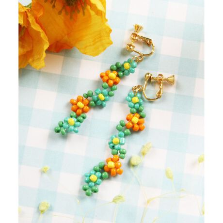 水色とオレンジのお花ビーズイヤリング ワイスチャーム Wythecharm ファッション通販 マルイウェブチャネル