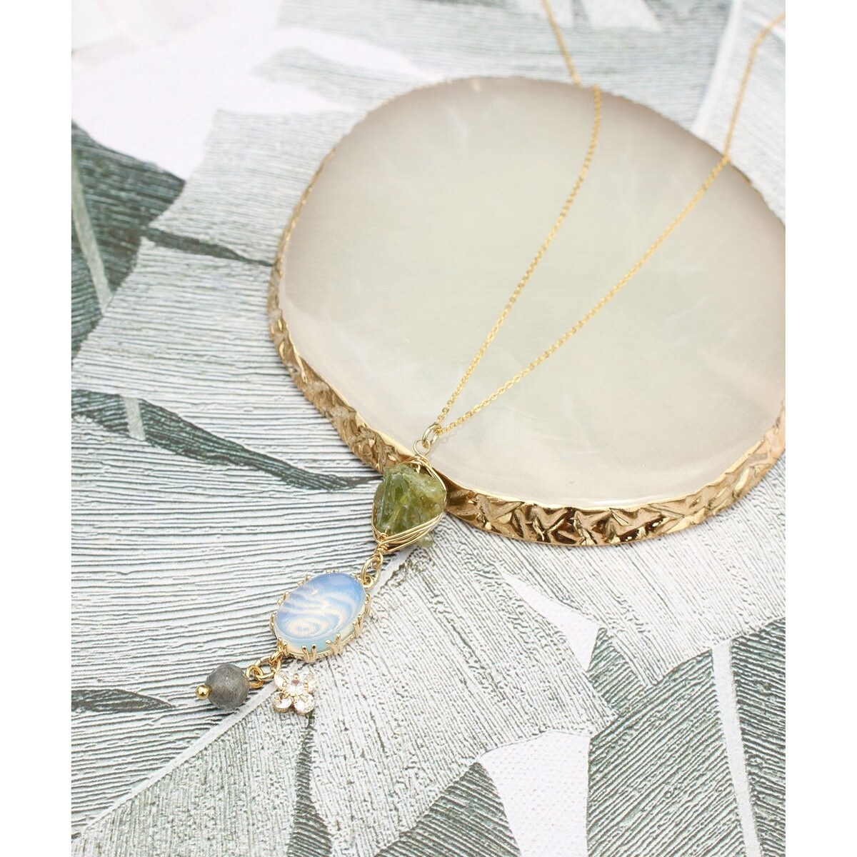 8月誕生石】ペリドット×ムーンストーンネックレス（ゴールドフィルド