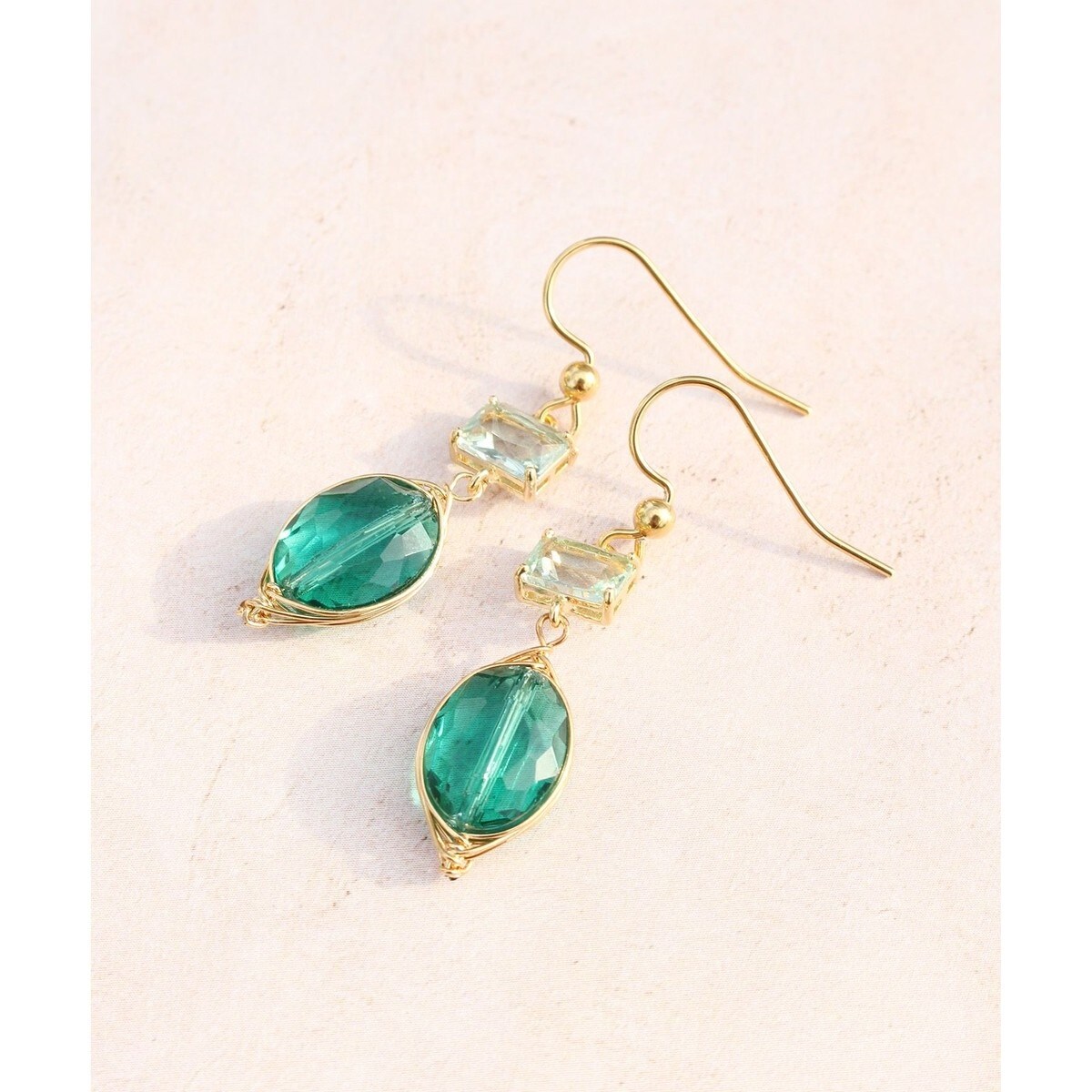 華やかなカラーガラス】サックスガラス×グリーンストーンピアス