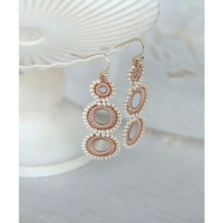 sICť̔IgɂlɍKKAgR܂̓`|uIvsAXBꂩ疺֎󂯌puIv́AgRɐ̂`郌[X̓`|̂Ƃ܂BЂƂЂƂ؂ɎƂłADƉiłB͗l̘AȂT[N`[tA؂₩ɉoĂ܂BATTENTIONEAɂׂȃLYAA@ۂ̔яoAقꂪꍇ܂BnhCĥ߁AFA傫AoXAr[Y̌`Azuɂ͌̍܂BL͕sǂ̑ΏۊOƂȂ܂̂ŁA\߂܂BtbNƃ`[tO₷fUCȂ̂ŁA舵ɂ͂ӂB[^:LG200001P]