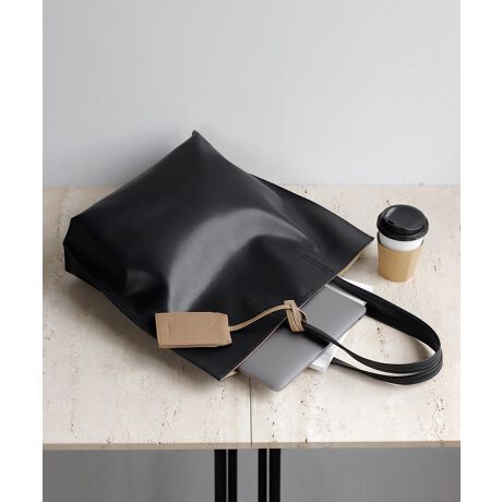 ̂{v̎AƂLCڃX^CɍDȃobOBeʂȂ̎[ɕ֗ȃ|PbgĂ̂ŁAڂ₷g蔲QBJ[hP[XtȂ̂ŁAICJ[hȂǂX[YɎgpł܂BA4TCYΉȂ̂ŁAItBXobOƂĂ􂵂܂BATTENTIONׂȃLY␻ׂ͂Ă̏iɊ܂܂܂BVRvî߁AU[̕\ʂɃLYE܂ނ́AFA؂ւ◠\ŎقȂꍇ܂B[^:FG130043Z]