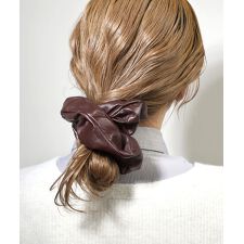 レザー調シュシュ