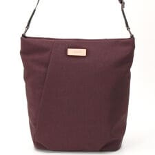 普段使いにも通年使える軽量撥水シンプルデザイン縦型ショルダーバッグ