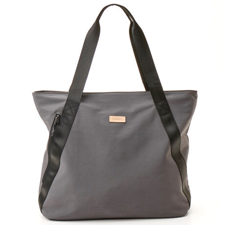 [^:LEV-5806]H{bV[|GXefނ̌yʃg[gobOłBeʂ 26 LATCY W 42 ~ H 37 ~ D 17 cmAdʂ 420 gBʂƔwʂɃt@Xi[|PbgA悭g̏oꂪ₷CAEgłBwʂɂ̓L[o[ʂ𓋍ڂAX[cP[XɘAĈړł܂BV_[e[v͎O\ŒɂΉB͓KxȍdŉוĂ肵A͖̍ 24 cm Ō|₷݌vłBS 7 J[WJŁAg痷s܂ŕLg܂B