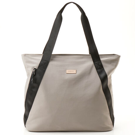 [^:LEV-5806]H{bV[|GXefނ̌yʃg[gobOłBeʂ 26 LATCY W 42 ~ H 37 ~ D 17 cmAdʂ 420 gBʂƔwʂɃt@Xi[|PbgA悭g̏oꂪ₷CAEgłBwʂɂ̓L[o[ʂ𓋍ڂAX[cP[XɘAĈړł܂BV_[e[v͎O\ŒɂΉB͓KxȍdŉוĂ肵A͖̍ 24 cm Ō|₷݌vłBS 7 J[WJŁAg痷s܂ŕLg܂B