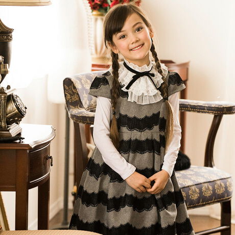 LTRe[W̒łdĂʂɗǂH[łꂽV[YMichelle Alfred̂̏̎qphX́A߂̈iłBJȃtbL[vg̔ۗANVJłȂghfUCIłB݌Ɏ{ꂽ؂₩ȑ́AǂȏɂfGKX񋟂AȂlwo܂B̃hX̐gƃXJ[ǵAׂ̗ǂntĂAEȒPŁAqlKɉ߂悤ɐ݌vĂ܂BTCY100-110cmŁA܎OAoł̕tYA┭\̂Ă΂ȂǁAtH[}ȃV[ɂœKłB̃hX́Aꂾň̊ȃX^CƂȃAfނ̑I肩ו̎dグɎ܂ŁAiɏ]čĂAԂĂ̔ۂ܂BNVbNȃX^C̃GbZXƌɗZ̃hX́Aql̓ʂȓɋP邱Ƃł傤BVvȂ؂Ȃ̃hX́AqlƂȂ邠CxgɑꒅłBʐ^ł̑݊ۗAvo[V[wʂ邽߂̕K{ACeƌł傤BLTRe[WMichelle AlfredAM̃uhݏõhXŁAql̑؂ȏuԂؗɉoĂB[^:MA602]