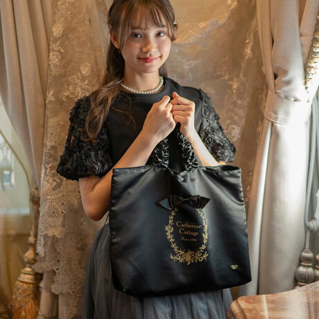 [^:SH007]p̃GKXOiőlfUC̖\obOu{EhDEt[vbXobÓA̎q炵ƏiȃfUC͂̃obOłBw̒ʊwK͂A}}̊wZstH[}ȃV[łIobO̐ʂɂ́ANVJō郔Be[WS[h̃JC`[tvgĂAɂ͌̂Te{Ă܂BɁAANZgƂȂTe{̃tnh͌ڂ炵A₷QBdוłɐH݂ɂHvĂ܂B|PbgAO^OA|p̃[vȂǋ@\ʂăob`BVbNȃm[lCr[ȂAeqp₨lpƂĂ߂łBDETAIL01FLprŎgĕ֗I}obOAG{obOAbXobOA}}obOAɂ̓tH[}pƂĂgI[}CeBȕzobOB02FBe[WS[h̃JC`[tvgobO̐ʂɂ̓Be[WS[h́uJCv`[tƁuCatherine Cottage Since 1996ṽSvgBiŃNVJȕ͋ClfUCB03FTe{̃gbsÔTe{ɂAӂƂ̊ƃGKgvXB04FґtnhL̃Te{őꂽtnh́Aڂ؂₩ŁA₷˔Ă܂BdוłɐH݂ɂ̂B05F֗ȓ|Pbgt<br>13.5~17.5cm̓|PbgA𐮗₷֗Byfށz|GXe100%yidlzYFyƁzTenL̐ɂADڂ̂głipbJOj܂A͐ǐׂsǂł͂܂B܂悤肢܂BqtH[}ELbYJWAȂǃACe͐YɂāAnFȂi̐FfUCA^O̗LfUCقȂꍇ܂Bs[gwA܂͓i𕡐_w̏ꍇ̓fBe[ɍق邱Ƃ܂BCOYił邽߁AD EdĂ̊Âꍇ܂B܂ɐViL̐̂ɂcĂꍇ܂BZ[ΏۏiȂǔ̔Ԑݒ̏íAԓɁyzĂƂŉiKiʐ^͂ł̐Fɋ߂Â悤HĂ܂Aqlgpp\R̃j^[ݒ╔̏Ɩɂ葽AF̕ωꍇ܂B