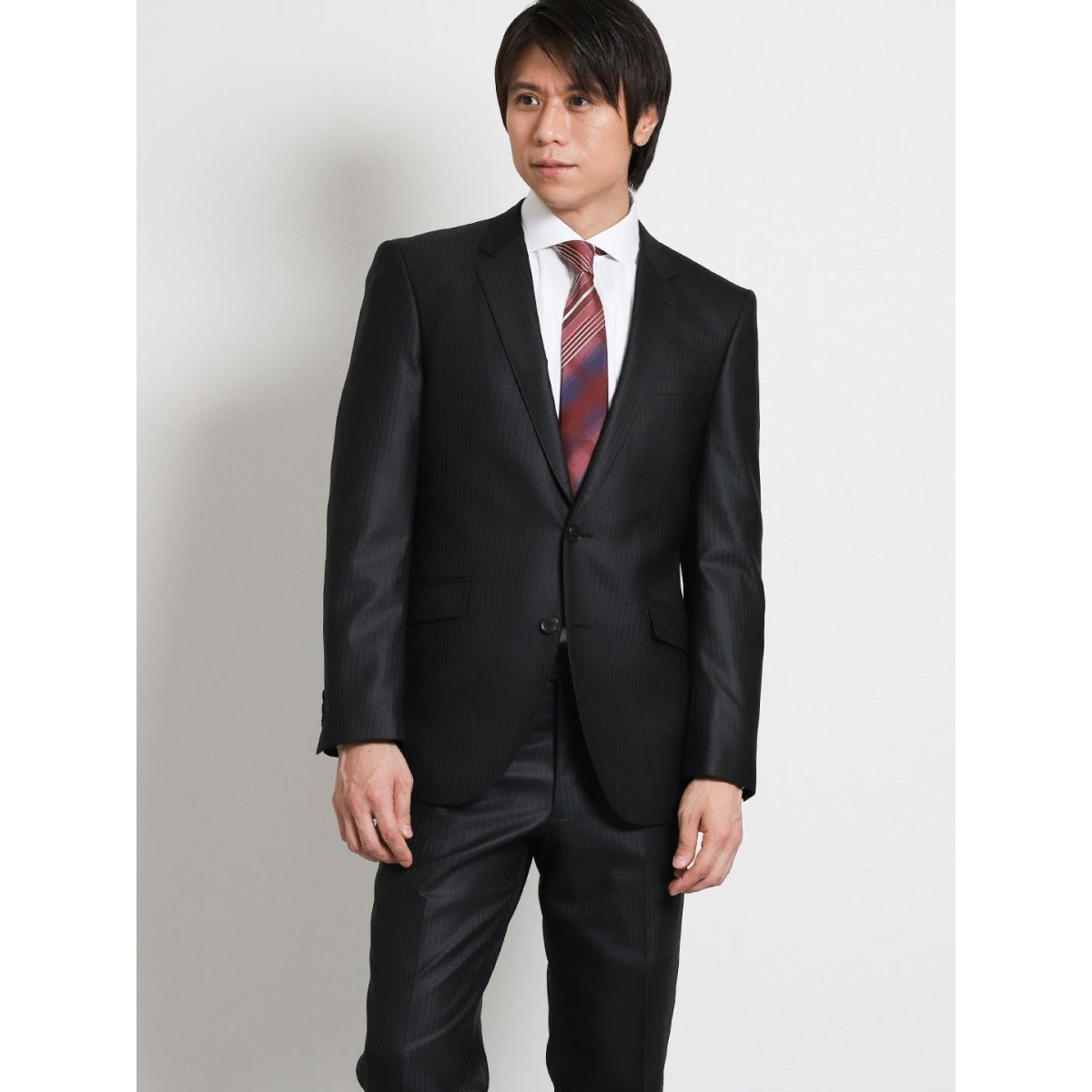 【新品未使用】秋冬　濃灰色に細ストライプ　FARIANI　高級　スーツ　A4