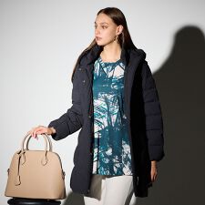 ヴィクトリアダウン使用　フード付きダウンコート