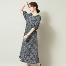 【薄手／後ろウエストシャーリング／手洗い可】ツイード調プリントワンピ