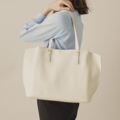 [^ԁFP9372032]yfUCz`y₩Ɏ^ׂB̑_obOI`IłItłV[I΂fC[ɎgyA4g[gBV{̂_炩gpāAǂȃR[fɂ킹₷fUCɁBtg̓JVo[ŃVvȒɂ肰ȂPvXBVt@Xi[̃C[{V}Olbg̗̎Ow\Ŏ[͂ob`łBd߂̒ŏdוł^ꂵɂ̂|CgIGߖ킸g܂By@\zA4TCY[\BPC^ubg̎[ɕ֗ȃNbV|PbgtB|Pbg~4Ɩ̊֌WɂAۂFČꍇ܂B܂Ap\REX}[gtHȂǂ̊ɂA኱iƉ摜̃J[قȂꍇ܂Bd:640g