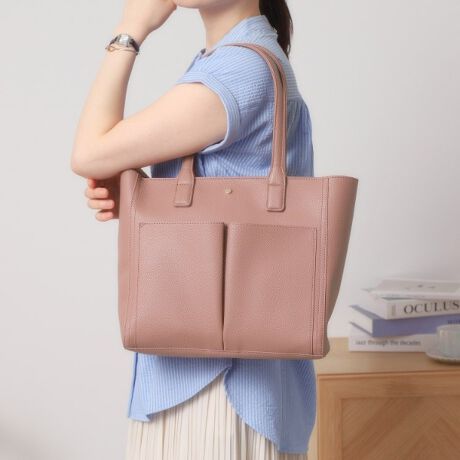 [^ԁFP9372086]łobOCtA4g[gyfUCzV{̂鍇gp{̃g[g͕G̏Ɏ܂₷RpNg^CvŁAIItg₷VvȃfUCłBg郁bVñobOC͏[10|PbgI萶nŎA^ꂵɂ̂Ŏg聝[̏ȂobOɔE΂΁AׂACedgppx̍ACeĂƁACobOςƂłX[Yɒg̈ړ\łBPigłႤȃZbgACełBy@\z{̃obOA4TCY[\B|PbgF{́~5AobOC~10Ɩ̊֌WɂAۂFČꍇ܂B܂Ap\REX}[gtHȂǂ̊ɂA኱iƉ摜̃J[قȂꍇ܂Bd:665g