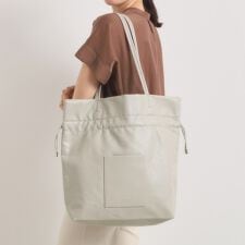 【軽量／A4対応】合皮巾着トート