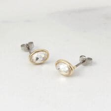 オーバルストーンピアス