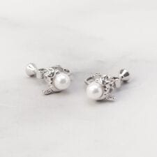 パール調にゃんこ イヤリング