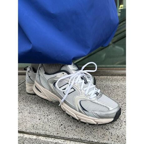 [^ԁFMR530KA]2000NɓoꂵtBbglXjOV[Yꂽt@bVACeƂĒĂuMR530v́AȐȃAbp[fUCAKȗSn񋟂ABZORBڃ~bh\[̗plC̃jZbNXTCYfłB ^bÑANZg̃VZeBbNU[^bṼRrY2Kt@bV̑gX|[eBɍʂ܂BƖ̊֌WɂAۂFČꍇ܂B܂p\REX}[gtHȂǂ̊ɂA኱iƉ摜̃J[قȂꍇ܂B\߂Bi̐F́AiPi摜QƉBz̏󋵂ɂAjĂꍇ܂̂ŗ\߂B