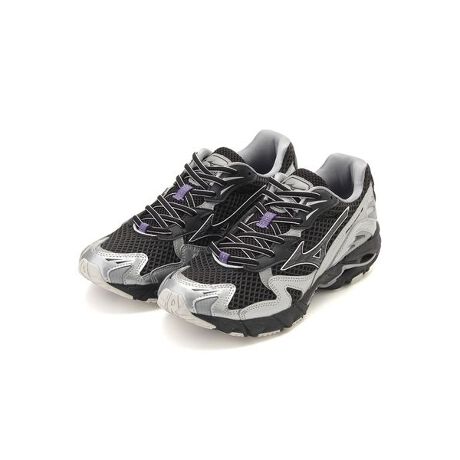 [^ԁFD1GA250601]MIZUNȎ㖼ƂWAVE RIDERV[Y10ڂƂēoꂵuWave Rider 10vBIvfY2KfUCZMILLENNIUM PACKfłBMIZUNO WAVEȂǂ̏ےIȋ@\𓥏PAVo[U[_Ɏ{ƂŃX^CbVȑ݊܂BƖ̊֌WɂAۂFČꍇ܂B܂p\REX}[gtHȂǂ̊ɂA኱iƉ摜̃J[قȂꍇ܂B\߂Bi̐F́AiPi摜QƉBz̏󋵂ɂAjĂꍇ܂̂ŗ\߂B