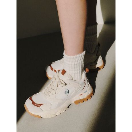 [^ԁFLU5SSN04LBWHBL]&ldquo;emmi exclusive model&rdquo;~j}ȃfUCƃgh̃{[\[킹NEWfBuh̃A[JCufĐ݌vꂽACRjbNȃTChp[c̗pANbVƈ芴lRvbVEVA + yʐ݌vo[\gpBC\[ɂ͏LEʋC NbV̂POLI- YOU̗p@\IȃC\[𓋍ځBʒf́At炵u₩ȃu[ƃeRb^̑gݍ킹ɁAbVnXG[hAVvȂ牜ŝACeɎdグ܂BC\[ɂemmile coq sportifWS̕ʒdlBƖ̊֌WɂAۂFČꍇ܂B܂p\REX}[gtHȂǂ̊ɂA኱iƉ摜̃J[قȂꍇ܂B\߂Bi̐F́AiPi摜QƉBz̏󋵂ɂAjĂꍇ܂̂ŗ\߂B