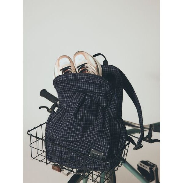 美品　ほぼ新品　emmi eco撥水レザーパイピングギャザーボディバックパック eco 撥水レザーパイピングギャザーボディーバックパック(バック
