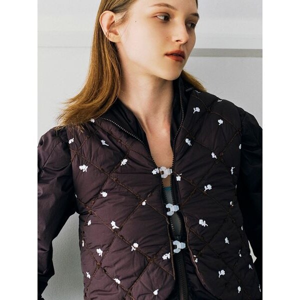 フラワーエンブロイダリーキルティングベスト | エミ(emmi) | マルイ