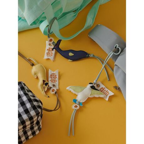 [^ԁF13WGG255326]DesigñACRIȃjbgBi13WNT255040jяoAIAV^JhƃLVREAAUV3CB̃_CJbg`[Ƀpb`[NvgAڂ̓r[YDtA@ׂȑl킢`[܂B̃RZvgꂽ^O⑾z̃}[N炢AʊՂȃ`[łB̃_CJbg̒ɂ͖Ȃςςɋl܂ĂāAGSnƂĂCłB߂ɍꂽR̂ɓʂƁÃobNɕt邱Ƃł܂BƖ̊֌WɂAۂFČꍇ܂B܂p\REX}[gtHȂǂ̊ɂA኱iƉ摜̃J[قȂꍇ܂B\߂Bi̐F́AiPi摜QƉB i摜̓Tv̂߁AFTCY̎dlɕύXꍇ܂̂ŁA\߂B<br^>[YEL]c:13cm :4.6cm 蒷:15cm[NVY]c:10.1cm :4.6cm 蒷:15cm