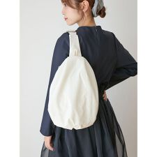 エミ(emmi)の撥水 クロスボディショルダーバッグ