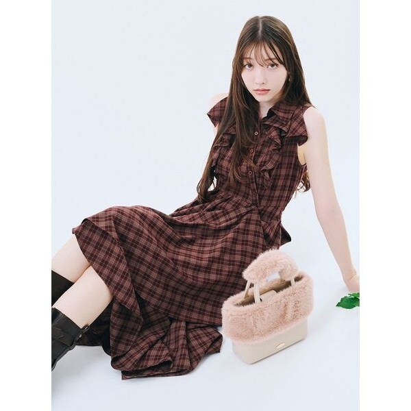 美品✨リリーブラウン アイレットカラーリブニットワンピース lily brown LILY BROWN（リリーブラウン）の「カラーリブニットワンピース