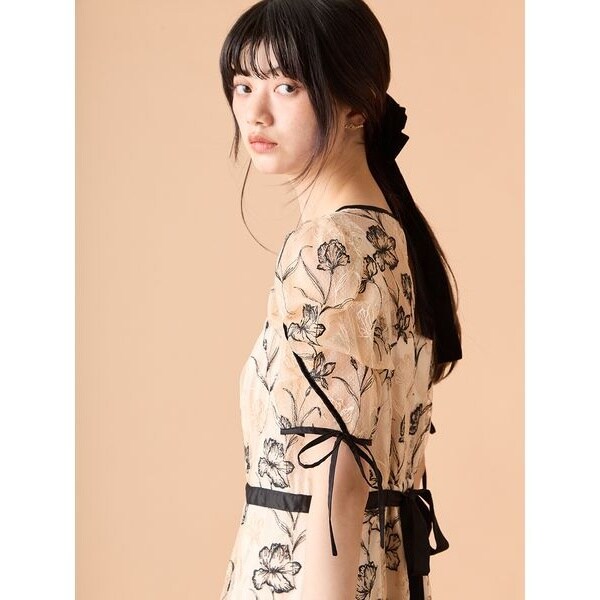 ラインフラワーエンブロイダリードレス | リリーブラウン(LILY BROWN