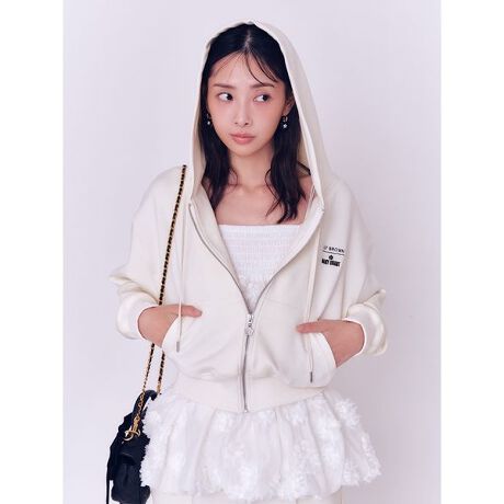 [^ԁFLWCT255027]<b>yMARY QUANT~LILY BROWN@fCW[ShJfV[gp[J[z<^b><b>yDesign^Stylingz<^b>ɃuhSƃfCW[hJAV[g̃p[J[BV[gƂقǂ悢h}VGbgÂghX^Co܂BRpNgȏ䊴ŃoX₷AXJ[gnCEGXgpcƂDBR{Ȃł̗͂VѐSƎp˔ACełB<b>yFabricz<^b>AC{[͏iȃn{fBOfށAO[ׂ͍ȃqD荞񂾃XEFbgfނgpBꂼقȂfފŁAJWAȂꂢ߂Ȉۂ^܂B<b>yMARYQUANT~LILY BROWNz<^b>h̃Xg[gJ`[\MARY QUANTƂ̃R{[VBƂ߂ӂ邱̋G߂ɁA60s XsbgƃmX^W[ȃ[h̋Cŏ؂ʂȃXm[zf[RNV͂܂BƖ̊֌WɂAۂFČꍇ܂B܂p\REX}[gtHȂǂ̊ɂA኱iƉ摜̃J[قȂꍇ܂B\߂Bi̐F́AiPi摜QƉBi摜̓Tv̂߁AFTCY̎dlɕύXꍇ܂̂ŁA\߂B